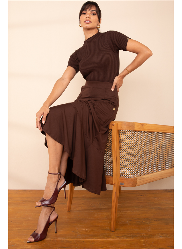 saia de moletinho marrom e blusa de tricot marrom