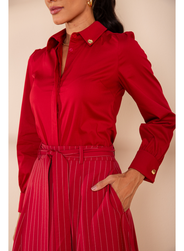 saia e camisa vermelha