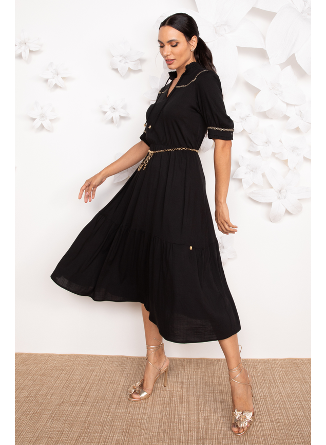 vestido preto com detalhe